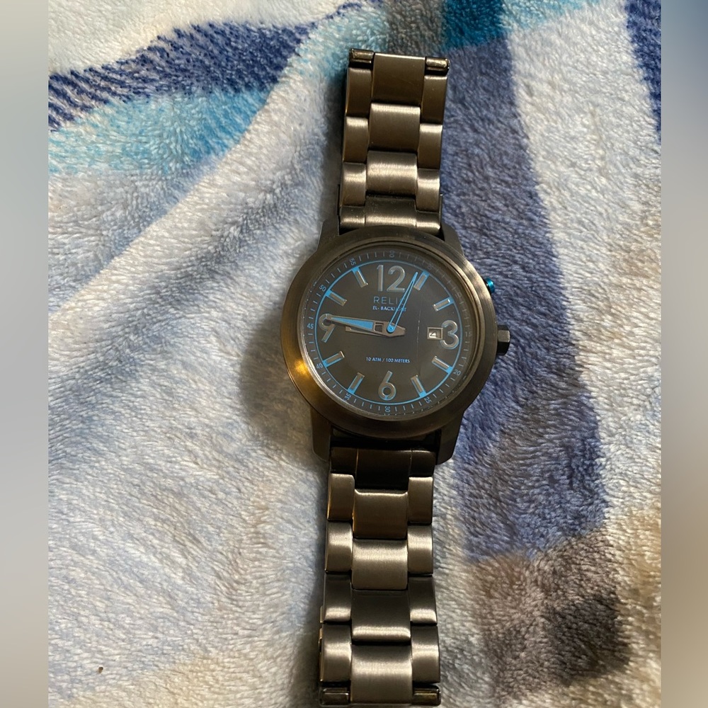 This is a men’s graphite stainless steel Relic watch.